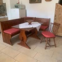 Giropanca con tavolo sedia e cuscini.