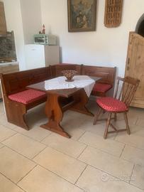 Giropanca con tavolo sedia e cuscini.