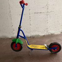 Monopattino in metallo colorato da bambino