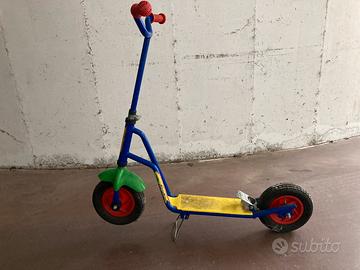 Monopattino in metallo colorato da bambino