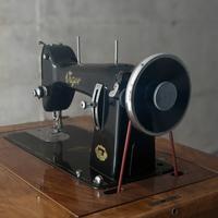 Macchina da cucire Vigor d’epoca con mobile origin