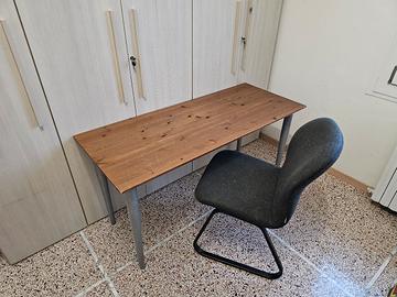 Scrivania e sedia