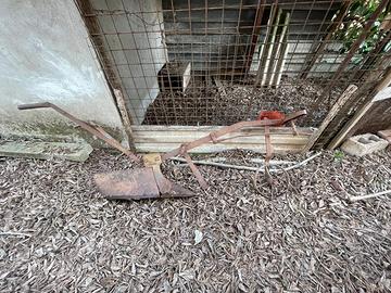 Aratro manuale monovomere con ruota