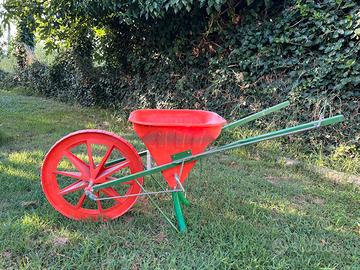 Carriola spandiconcime manuale