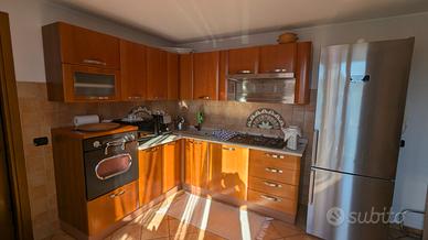 Cucina angolare con ripiano in marmo