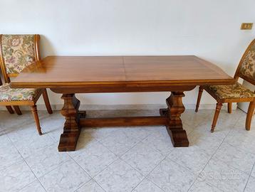 Tavolo allungabile in stile classico e sedie