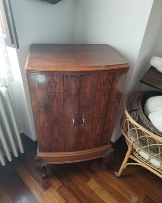 MOBILI IN LEGNO PREGIATO 