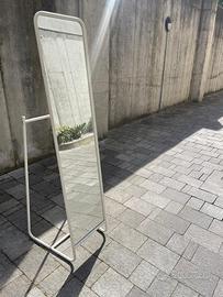 Specchio da terra IKEA con stand e appendiabiti