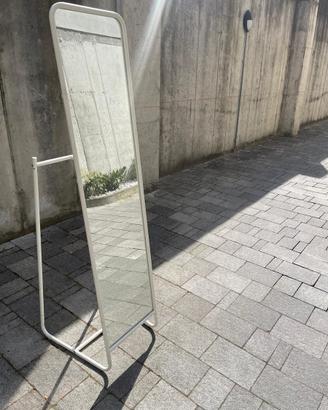 Specchio da terra IKEA con stand e appendiabiti