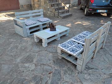 tavolo e  divanetti in legno 