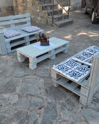 tavolo e  divanetti in legno 