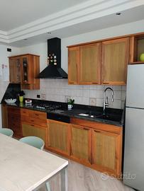 Cucina in legno e granito