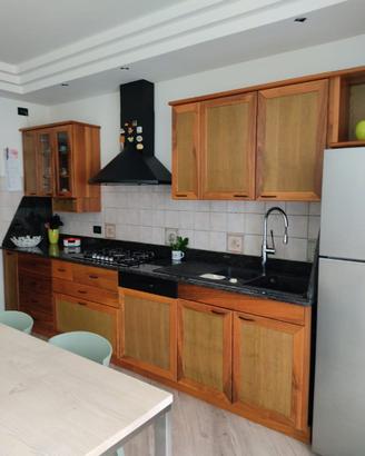 Cucina in legno e granito