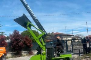 P117 Minipala 35 q.li snodata con gru e pala