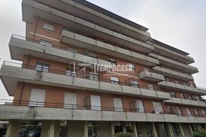 TRILOCALE IN ZONA CENTRALE CON BOX AUTO