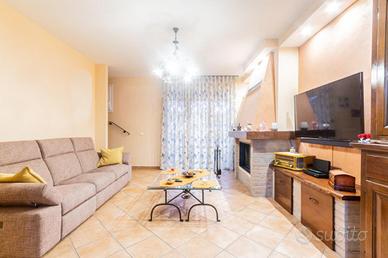 VILLA A SCHIERA CENTRALE A CORREGGIO