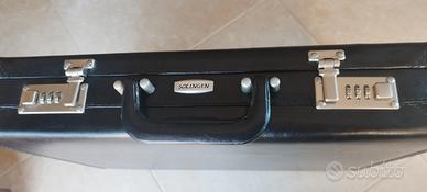  Valigetta rigida da lavoro, dotata di combinazion