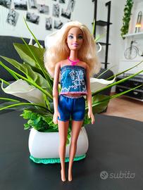 Barbie con top shorts e collana