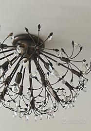 2 lampadari a soffitto e 2 letti a cassettoni