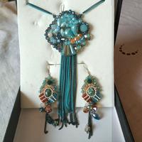 Collana e orecchini pendenti celeste/blu
