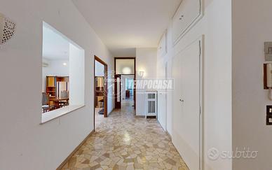 APPARTAMENTO AL PRIMO PIANO CON TRE CAMERE E 200mq