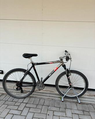 Bicicletta Mountain Bike
