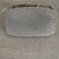 Pochette rigida argentata strass