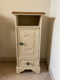 Mobiletto a colonna color crema con top in legno