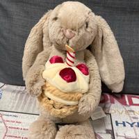 Peluche coniglio con torta Jellycat