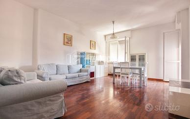 AMPIO TRILOCALE CON BOX AUTO E VISTA MARE