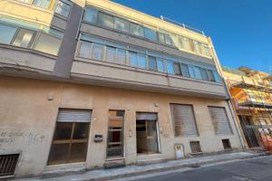 Zona Musicisti - Locale commerciale con 3 vetrine