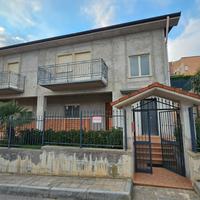 Villa indipendente con garage, spazio esterno ecc