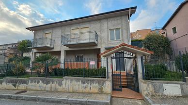 Villa indipendente con garage, spazio esterno ecc