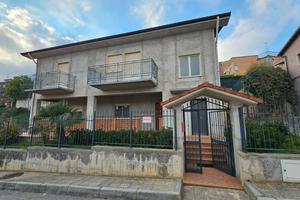 Villa indipendente con garage, spazio esterno ecc