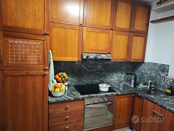 Cucina a L in legno massello di ciliegio – Marmo  