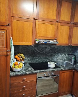 Cucina a L in legno massello di ciliegio – Marmo  