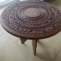 Tavolino africano intagliato e con intarsi