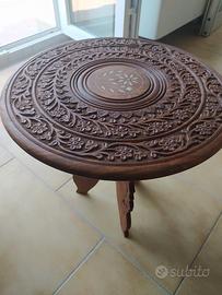 Tavolino africano intagliato e con intarsi
