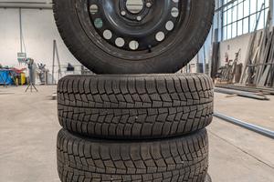 Pneumatici invernali 205/55 R16 con cerchi 