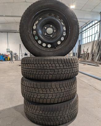 Pneumatici invernali 205/55 R16 con cerchi 