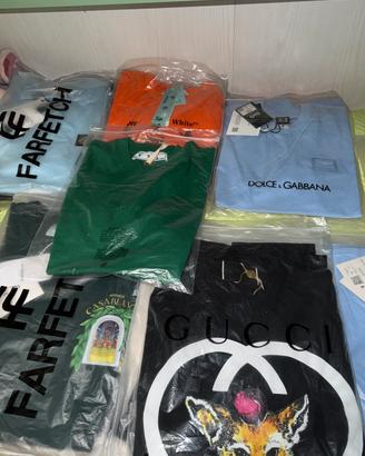lotto di magliette di marca
