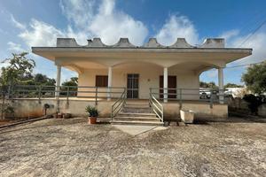 Villa con garage e trulletto