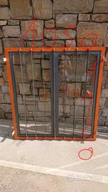 Finestra in ferro con grata