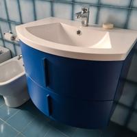 Mobile bagno blu con specchiera e mobiletto