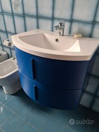 Mobile bagno blu con specchiera e mobiletto