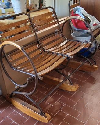 Panchina a dondolo, piu due sedie