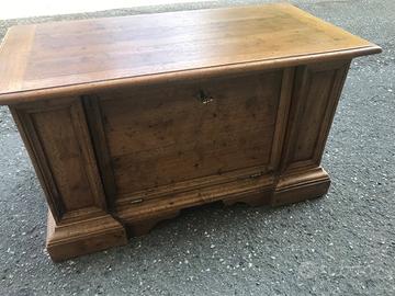 Cassapanca con apertura centrale