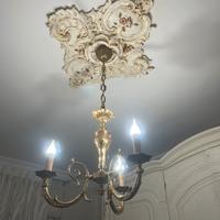 Due lampadari in oro francese più due lumi da como