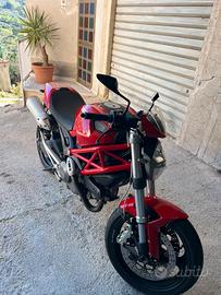 Ducati Monster  696