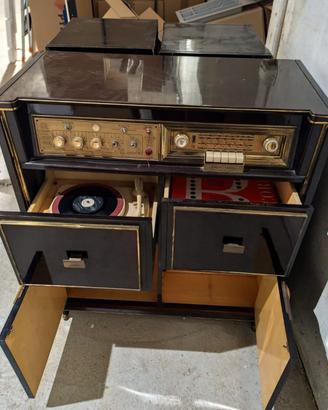 vecchio mobile per dischi con 2 casse 